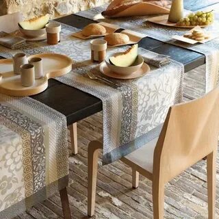 TABLE LINENS & DECOR